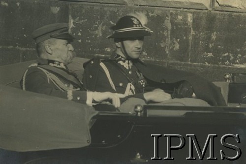 06.10.1933, Kraków, Polska.
Święto Jazdy Polskiej w 250 rocznicę Odsieczy Wiedeńskiej. W samochodzie obok Marszałka Józefa Piłsudskiego siedzi płk  Witold Wartha, szef Biura Inspekcji Ministerstwa Spraw Wojskowych.
Fot. NN, Instytut Polski i Muzeum im. gen. Sikorskiego w Londynie