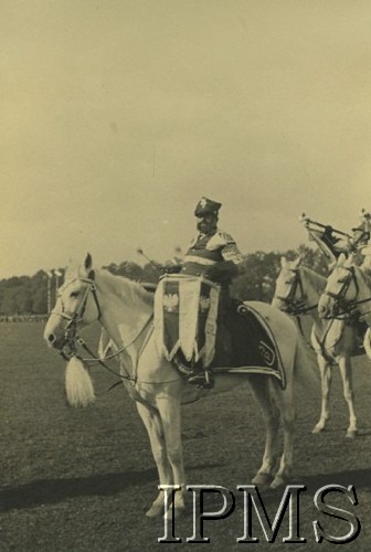 06.10.1933, Kraków, Polska.
Święto Jazdy Polskiej w 250 rocznicę Odsieczy Wiedeńskiej. Starszy wachmistrz Ekert (wypożyczony z 7 Pułku Strzelców Konnych na rewię) na czele plutonu trębaczy 15 Pułku Ułanów Poznańskich.
Fot. NN, Instytut Polski i Muzeum im. gen. Sikorskiego w Londynie