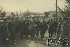 06.10.1933, Kraków, Polska.
Święto Jazdy Polskiej w 250 rocznicę Odsieczy Wiedeńskiej. Od lewej: kpt. NN, płk Witold Wartha, Marszałek Józef Piłsudski, rtm. Wacław Kryński (1 Pułk Szwoleżerów), ppłk Adam Sokołowski (szef Gabinetu Wojskowego Marszałka), płk Jan Karcz (szef Departamentu Kawalerii w Ministerstwie Spraw Wojskowych), gen. Bernard Mond (d-ca 6 Dywizji Piechoty i Komendant Garnizonu Kraków).
Fot. NN, Instytut Polski i Muzeum im. gen. Sikorskiego w Londynie