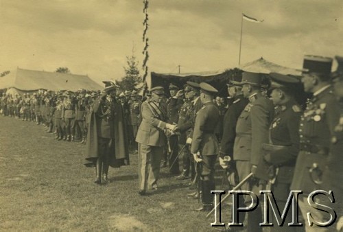 06.10.1933, Kraków, Polska.
Święto Jazdy Polskiej w 250 rocznicę Odsieczy Wiedeńskiej. Marszałek Józef Piłsudski wita zagranicznych delegatów. Piąty od prawej stoi gen. brygady d'Arbonneau, siódmy gen. mjr Schindler.
Fot. NN, Instytut Polski i Muzeum im. gen. Sikorskiego w Londynie