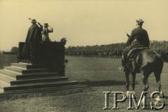 06.10.1933, Kraków, Polska.
Święto Jazdy Polskiej w 250 rocznicę Odsieczy Wiedeńskiej. Marszałek Józef Piłsudski i płk Witold Wartha na trybunie. Konno gen. Gustaw Orlicz-Dreszer.
Fot. NN, Instytut Polski i Muzeum im. gen. Sikorskiego w Londynie