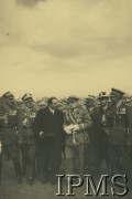 06.10.1933, Kraków, Polska.
Święto Jazdy Polskiej w 250 rocznicę Odsieczy Wiedeńskiej. Stoją od lewej: płk Roman Abraham, gen. Bolesław Wieniawa-Długoszowski, płk Władysław Belina-Prażmowski (w cywilnum ubraniu), Marszałek Józef Piłsudski, płk NN, płk Witold Wartha, płk Stefan Hanka-Kulesza.
Fot. NN, Instytut Polski i Muzeum im. gen. Sikorskiego w Londynie