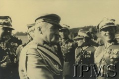 06.10.1933, Kraków, Polska.
Święto Jazdy Polskiej w 250 rocznicę Odsieczy Wiedeńskiej. Marszałek Józef Piłsudski z grupą generałów, z lewej stoi gen. Daniel Konarzewski, z prawej gen. Stanisław Grzmot-Skotnicki i gen. Mieczysław Ryś-Trojanowski.
Fot. NN, Instytut Polski i Muzeum im. gen. Sikorskiego w Londynie