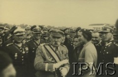 06.10.1933, Kraków, Polska.
Święto Jazdy Polskiej w 250 rocznicę Odsieczy Wiedeńskiej. Marszałek Józef Piłsudski w gronie żołnierzy Wojska Polskiego, z prawej stoją dwie dziewczyny.
Fot. NN, Instytut Polski i Muzeum im. gen. Sikorskiego w Londynie