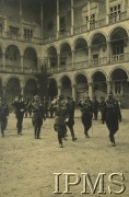 06.10.1933, Kraków, Polska.
Święto Jazdy Polskiej w 250 rocznicę Odsieczy Wiedeńskiej. Grupa zagranicznych delegatów na dziedzińcu zamku wawelskiego.
Fot. NN, Instytut Polski i Muzeum im. gen. Sikorskiego w Londynie