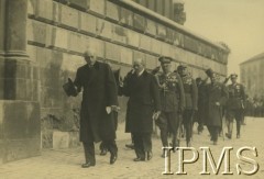 06.10.1933, Kraków, Polska.
Święto Jazdy Polskiej w 250 rocznicę Odsieczy Wiedeńskiej. Prezydent Ignacy Mościcki na czele grupy dostojników w drodze do katedry na Wawelu.
Fot. NN, Instytut Polski i Muzeum im. gen. Sikorskiego w Londynie