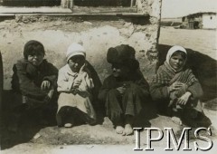 Kwiecień 1942, Wrewskoje, Uzbekistan, ZSRR.
Obóz dla ludności cywilnej przy powstającej Armii Andersa. Dzieci osadnika wojskowego z Polesia po powrocie z kołchozu.
Fot. NN, Instytut Polski i Muzeum im. gen. Sikorskiego w Londynie, przekazał płk dypl. W. Bąkiewicz [album 34 - AP na Wschodzie, 1 DP im. T. Kościuszki].