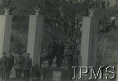 3.05.1942, Jangi-Jul, Uzbekistan, ZSRR.
Polskie Siły Zbrojne w ZSRR, obchody święta Konstytucji 3 maja. Na trybunie 1. z prawej gen. Zygmunt Bohusz-Szyszko, towarzyszy mu przedstawiciel Armii Czerwonej (1. z lewej) i Ambasady Polski w ZSRR.
Fot. NN, Instytut Polski i Muzeum im. gen. Sikorskiego w Londynie, przekazał płk dypl. W. Bąkiewicz [album 34 - AP na Wschodzie, 1 DP im. T. Kościuszki].