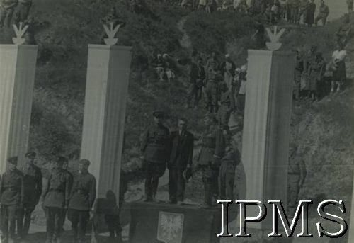 3.05.1942, Jangi-Jul, Uzbekistan, ZSRR.
Polskie Siły Zbrojne w ZSRR, obchody święta Konstytucji 3 maja. Na trybunie 1. z prawej gen. Zygmunt Bohusz-Szyszko, towarzyszy mu przedstawiciel Armii Czerwonej (1. z lewej) i Ambasady Polski w ZSRR.
Fot. NN, Instytut Polski i Muzeum im. gen. Sikorskiego w Londynie, przekazał płk dypl. W. Bąkiewicz [album 34 - AP na Wschodzie, 1 DP im. T. Kościuszki].