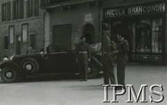 Lata 40., prawdopodobnie Włochy.
Polscy żołnierze przy samochodzie, po prawej witryna sklepu Nicola Brancondi.
Fot. NN, Instytut Polski i Muzeum im. gen. Sikorskiego w Londynie, przekazał płk dypl. W. Bąkiewicz [album 34 - AP na Wschodzie, 1 DP im. T. Kościuszki].