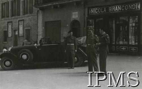 Lata 40., prawdopodobnie Włochy.
Polscy żołnierze przy samochodzie, po prawej witryna sklepu Nicola Brancondi.
Fot. NN, Instytut Polski i Muzeum im. gen. Sikorskiego w Londynie, przekazał płk dypl. W. Bąkiewicz [album 34 - AP na Wschodzie, 1 DP im. T. Kościuszki].