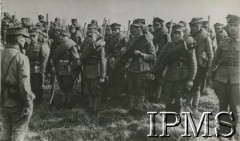 1943, Sielce nad Oką, ZSRR.
1 Dywizja Piechoty im. Tadeusza Kościuszki przed wyjściem na front. Dowódca kompanii wydaje rozkazy żołnierzom.
Fot. M. Kałasznikowa, Sibfotoserwis, Instytut Polski i Muzeum im. gen. Sikorskiego w Londynie, przekazał płk dypl. W. Bąkiewicz [album 34 - AP na Wschodzie, 1 DP im. T. Kościuszki].