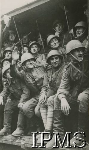 1943, ZSRR.
Żołnierze 1 Dywizji Piechoty im. Tadeusza Kościuszki w wagonie pociągu przed wyjściem na front. Podpis oryginalny: 