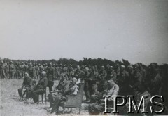 1942, prawdopodobnie ZSRR.
Polskie Siły Zbrojne w ZSRR, uroczystość z udziałem dowódcy gen. Władysława Andersa, obok gen. Andersa (z lewej) siedzi gen. Zygmunt Bohusz-Szyszko.
Fot. NN, Instytut Polski i Muzeum im. gen. Sikorskiego w Londynie, przekazał płk dypl. W. Bąkiewicz [album 34 - AP na Wschodzie, 1 DP im. T. Kościuszki].