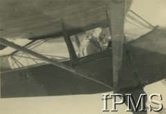 Lata 40., brak miejsca.
Lotnicy w samolocie.
Fot. NN, Instytut Polski i Muzeum im. gen. Sikorskiego w Londynie, przekazał płk dypl. W. Bąkiewicz [album 34 - AP na Wschodzie, 1 DP im. T. Kościuszki].