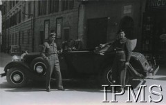 Lata 40., prawdopodobnie Włochy.
Polscy żołnierze przy samochodzie, po prawej witryna sklepu Nicola Brancondi.
Fot. NN, Instytut Polski i Muzeum im. gen. Sikorskiego w Londynie, przekazał płk dypl. W. Bąkiewicz [album 34 - AP na Wschodzie, 1 DP im. T. Kościuszki].