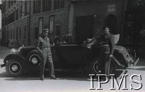 Lata 40., prawdopodobnie Włochy.
Polscy żołnierze przy samochodzie, po prawej witryna sklepu Nicola Brancondi.
Fot. NN, Instytut Polski i Muzeum im. gen. Sikorskiego w Londynie, przekazał płk dypl. W. Bąkiewicz [album 34 - AP na Wschodzie, 1 DP im. T. Kościuszki].