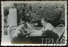 Lata 40., brak miejsca.
Mężczyzna i kobieta przy stoliku.
Fot. NN, Instytut Polski i Muzeum im. gen. Sikorskiego w Londynie, przekazał płk dypl. W. Bąkiewicz [album 34 - AP na Wschodzie, 1 DP im. T. Kościuszki].