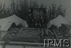 Maj 1942, ZSRR.
Obóz Polskich Sił Zbrojnych w ZSRR, dekoracja z okazji święta Konstytucji 3 maja.
Fot. NN, Instytut Polski i Muzeum im. gen. Sikorskiego w Londynie, przekazał płk dypl. W. Bąkiewicz [album 34 - AP na Wschodzie, 1 DP im. T. Kościuszki].