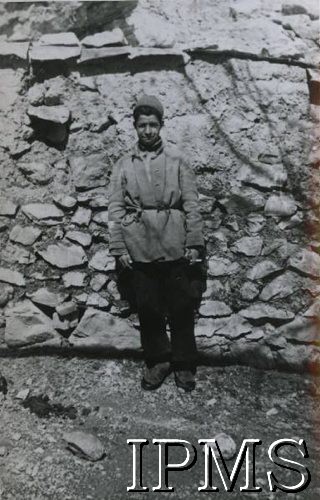 3.04.1943, Teheran okolice, Iran.
Dziecko mieszkające w okolicach Teheranu.
Fot. NN, Instytut Polski i Muzeum im. gen. Sikorskiego w Londynie, przekazał płk dypl. W. Bąkiewicz [album 34 - AP na Wschodzie, 1 DP im. T. Kościuszki].