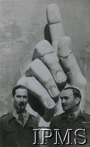Lata 40., brak miejsca.
Polscy żołnierze, na murze namalowana dłoń z uniesionym palcem wskazującym.
Fot. NN, Instytut Polski i Muzeum im. gen. Sikorskiego w Londynie, przekazał płk dypl. W. Bąkiewicz [album 34 - AP na Wschodzie, 1 DP im. T. Kościuszki].