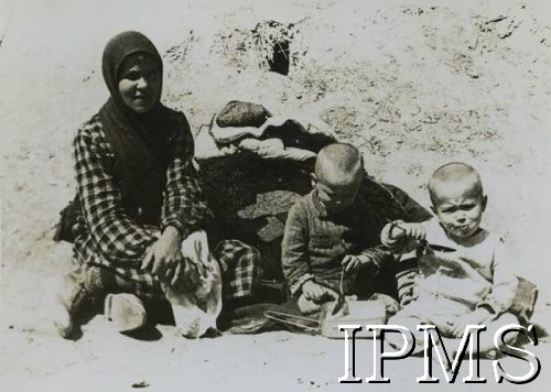 Kwiecień 1942, Wrewskoje, Uzbekistan, ZSRR.
Obóz dla ludności cywilnej przy powstającej Armii Andersa. Żona polskiego osadnika wojskowego wraz z dziećmi po powrocie z kołchozu. Dzieci jedzą kaszę z menażki.
Fot. NN, Instytut Polski i Muzeum im. gen. Sikorskiego w Londynie, przekazał płk dypl. W. Bąkiewicz [album 34 - AP na Wschodzie, 1 DP im. T. Kościuszki].