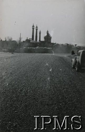 3.04.1943, Qum (Qom), Iran.
Główna ulica miasta, w głębi meczet.
Fot. NN, Instytut Polski i Muzeum im. gen. Sikorskiego w Londynie, przekazał płk dypl. W. Bąkiewicz [album 34 - AP na Wschodzie, 1 DP im. T. Kościuszki].