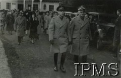 Marzec 1941, Szkocja, Wielka Brytania.
Król Jerzy VI (na pierwszym planie po lewej) i królowa Elżbieta (z tyłu) wizytują I Korpus Polski w Szkocji. Towarzyszy im Naczelny Wódz Polskich Sił Zbrojnych gen. Władysław Sikorski (idzie obok króla). 
Fot. NN, Instytut Polski i Muzeum im. gen. Sikorskiego w Londynie [album 53 - PSZ na Zachodzie, 1 Dywizja Pancerna, 10 Pułk Dragonów].