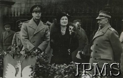 7.03.1941, Forfar, Szkocja, Wielka Brytania.
Wizyta brytyjskiej pary królewskiej w I Korpusie Polskim. Na trybunie honorowej od lewej: król Jerzy VI, królowa Elżbieta i Naczelny Wódz Polskich Sił Zbrojnych gen. Władysław Sikorski.
Fot. NN, Instytut Polski i Muzeum im. gen. Sikorskiego w Londynie [album 53 - PSZ na Zachodzie, 1 Dywizja Pancerna, 10 Pułk Dragonów].