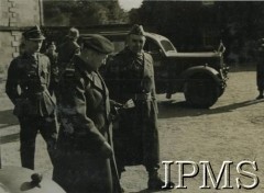 Lata 40., brak miejsca.
Polskie Siły Zbrojne na Zachodzie, na pierwszym planie polscy oficerowie, w głębi samochód.
Fot. NN, Instytut Polski i Muzeum im. gen. Sikorskiego w Londynie [album 53 - PSZ na Zachodzie, 1 Dywizja Pancerna, 10 Pułk Dragonów].