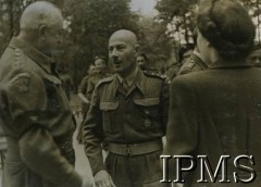 1940-1944, brak miejsca.
Polskie Siły Zbrojne na Zachodzie, w środku stoi ppłk Ksawery Święcicki - organizator i dowódca 10 Oddziału Rozpoznawczego, następnie 10 Pułku Dragonów 1 Dywizji Pancernej.
Fot. NN, Instytut Polski i Muzeum im. gen. Sikorskiego w Londynie [album 53 - PSZ na Zachodzie, 1 Dywizja Pancerna, 10 Pułk Dragonów].