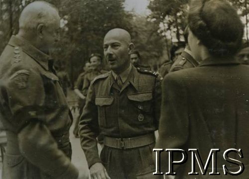 1940-1944, brak miejsca.
Polskie Siły Zbrojne na Zachodzie, w środku stoi ppłk Ksawery Święcicki - organizator i dowódca 10 Oddziału Rozpoznawczego, następnie 10 Pułku Dragonów 1 Dywizji Pancernej.
Fot. NN, Instytut Polski i Muzeum im. gen. Sikorskiego w Londynie [album 53 - PSZ na Zachodzie, 1 Dywizja Pancerna, 10 Pułk Dragonów].