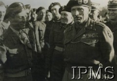 1944, Wielka Brytania.
Brytyjski dowódca gen. Bernard Montgomery (z prawej) wizytuje 1 Dywizję Pancerną. Po lewej dowódca 10 Pułku Dragonów mjr Władysław Zgorzelski. Za brytyjskim generałem stoi dowódca jednostki gen. Stanisław Maczek.
Fot. NN, Instytut Polski i Muzeum im. gen. Sikorskiego w Londynie [album 53 - PSZ na Zachodzie, 1 Dywizja Pancerna, 10 Pułk Dragonów].