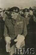 1944, Wielka Brytania.
Brytyjski dowódca gen. Bernard Montgomery wizytuje 1 Dywizje Pancerną. Na pierwszym planie gen. Montgomery w futrzanych rękawicach, z tyłu polscy żołnierze.
Fot. NN, Instytut Polski i Muzeum im. gen. Sikorskiego w Londynie [album 53 - PSZ na Zachodzie, 1 Dywizja Pancerna, 10 Pułk Dragonów].