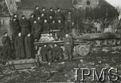 16.01.1945, Holandia.
Żołnierze z 1 Dywizji Pancernej na zdobytym niemieckim czołgu.
Fot. NN, Instytut Polski i Muzeum im. gen. Sikorskiego w Londynie [album 53 - PSZ na Zachodzie, 1 Dywizja Pancerna].
