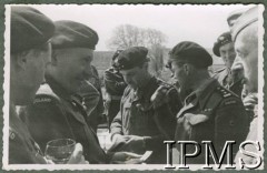 1942-1947, brak miejsca.
Wigilia w 1 Dywizji Pancernej, dowódca jednostki gen. Stanisław Maczek (2. z lewej) dzieli się opłatkiem z żołnierzami.
Fot. NN, Instytut Polski i Muzeum im. gen. Sikorskiego w Londynie [album 53 - PSZ na Zachodzie, 1 Dywizja Pancerna].