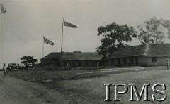 1942-1948, Koja, Uganda.
Osiedle, w którym w latach 1942-1948 mieszkało ok. 3000 Polaków. [Razem z żołnierzami Armii Andersa zostali ewakuowani z ZSRR do Iranu, a później do Afryki]. Przed budynkiem administracji  powiewają flagi Polski i Wielkiej Brytanii. 
Fot. NN, Instytut Polski i Muzeum im. gen. Sikorskiego w Londynie [album 69 - Koja - Uganda].