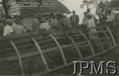 15-16.03.1944, Koja, Uganda.
Fotografia wykonana prawdopodobnie podczas wizyty ministra stanu do spraw Bliskiego Wschodu doktora Henryka Strasburgera. [W osiedlu Koja w latach 1942-1948 mieszkało ok. 3000 Polaków, którzy z żołnierzami Armii Andersa zostali ewakuowani z ZSRR do Iranu, a później do Afryki].
Fot. NN, Instytut Polski i Muzeum im. gen. Sikorskiego w Londynie [album 69 - Koja - Uganda].