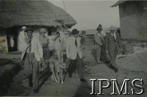 15-16.03.1944, Koja, Uganda.
Wizyta ministra stanu do spraw Bliskiego Wschodu doktora Henryka Strasburgera (w ciemnym kapeluszu). [W osiedlu Koja w latach 1942-1948 mieszkało ok. 3000 Polaków, którzy z żołnierzami Armii Andersa zostali ewakuowani z ZSRR do Iranu, a później do Afryki].
Fot. NN, Instytut Polski i Muzeum im. gen. Sikorskiego w Londynie [album 69 - Koja - Uganda].