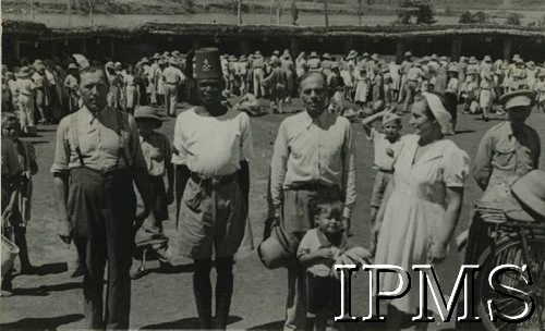 1942-1948, Koja, Uganda.
Osiedle, w którym w latach 1942-1948 mieszkało ok. 3000 Polaków. [Razem z żołnierzami Armii Andersa zostali ewakuowani z ZSRR do Iranu, a później do Afryki]. Na pierwszym planie Polacy w towarzystwie murzyna.
Fot. NN, Instytut Polski i Muzeum im. gen. Sikorskiego w Londynie [album 69 - Koja - Uganda].