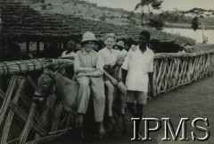 1942-1948, Koja, Uganda.
Chłopcy siedzący na ośle w towarzystwie miejscowej ludności. Po prawej widoczne Jezioro Wiktorii. [W osiedlu Koja w latach 1942-1948 mieszkało ok. 3000 Polaków, którzy z żołnierzami Armii Andersa zostali ewakuowani z ZSRR do Iranu, a później do Afryki].
Fot. NN, Instytut Polski i Muzeum im. gen. Sikorskiego w Londynie [album 69 - Koja - Uganda].