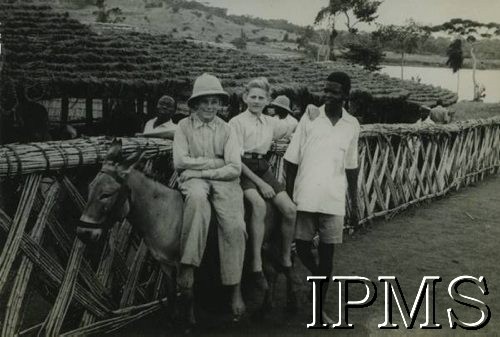 1942-1948, Koja, Uganda.
Chłopcy siedzący na ośle w towarzystwie miejscowej ludności. Po prawej widoczne Jezioro Wiktorii. [W osiedlu Koja w latach 1942-1948 mieszkało ok. 3000 Polaków, którzy z żołnierzami Armii Andersa zostali ewakuowani z ZSRR do Iranu, a później do Afryki].
Fot. NN, Instytut Polski i Muzeum im. gen. Sikorskiego w Londynie [album 69 - Koja - Uganda].