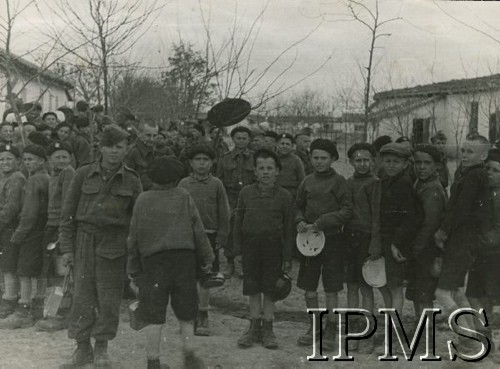 1942, Wrewskoje, Uzbekistan, ZSRR.
Obóz formującej się Armii Andersa. Chłopcy w łachmanach czekają na obiad.
Fot. NN, Instytut Polski i Muzeum im. gen. Sikorskiego w Londynie
