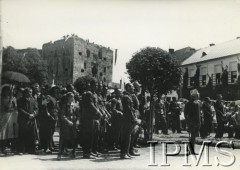 09.07.1939, Jazłowiec, woj. tarnopolskie, Polska.
Koronacja figury Matki Boskiej Jazłowieckiej, patronki 14 Pułku Ułanów. Uroczysta msza święta. W tle ruiny XIV wiecznego zamku. 
Fot. NN, Instytut Polski i Muzeum im. gen. Sikorskiego w Londynie
