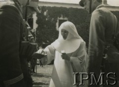 09.07.1939, Jazłowiec, woj. tarnopolskie, Polska.
Koronacja figury Matki Boskiej Jazłowieckiej, siostra zakonna i ułani na dziedzińcu klasztoru.
Fot. NN, Instytut Polski i Muzeum im. gen. Sikorskiego w Londynie
