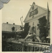 09.07.1939, Jazłowiec, woj. tarnopolskie, Polska.
Koronacja figury Matki Boskiej Jazłowieckiej, patronki 14 Pułku Ułanów. Uroczysta msza święta - prymas August Hlond odbiera diadem do koronacji.
Fot. NN, Instytut Polski i Muzeum im. gen. Sikorskiego w Londynie
