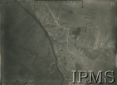 28.08.1919, Woskodawy, Wołyń.
Fotografia lotnicza wykonana przez lotników 581 Eskadry Salmsonów. Widoczny prom na rzece Horyń.
Fot. NN, Instytut Polski i Muzeum im. gen. Sikorskiego w Londynie