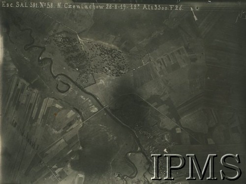 28.08.1919, Czerniachów, Wołyń.
Fotografia lotnicza wykonana przez lotników 581 Eskadry Salmsonów. Widoczny most na rzece.
Fot. NN, Instytut Polski i Muzeum im. gen. Sikorskiego w Londynie