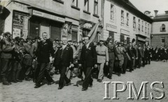 Sierpień 1934, Tarnów, Polska.
Obchody 20-lecia wymarszu Polskich Drużyn Strzeleckich z Tarnowa. Delegacja idzie ulicą Katedralną, przy drukarni i księgarni Józefa Pisza (ul. Katedralna 3).
Fot. NN, Instytut Polski im. gen. Sikorskiego w Londynie [szuflada P1]