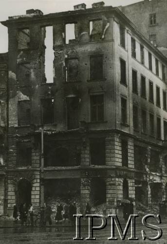 1939, Warszawa, Polska.
Kamienica przy ul. Krakowskie Przedmieście 77 róg Miodowej.
Fot. NN, Instytut Polski im. Gen. Sikorskiego w Londynie. [szuflada P1]